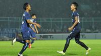 Sunarto dan Ahmad Alfarizi batal merayakan gol kedua Arema Cronus ke gawang Sriwijaya FC karena dianulir wasit dalam semifinal Torabika Bhayangkara Cup 2016 di Stadion Kanjuruhan, Kabupaten Malang, Kamis (31/3/2016). (Bola.com/Iwan Setiawan)