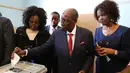 Mantan Presiden Zimbabwe, Robert Mugabe memasukan surat suara di TPS distrik Highfield, Harare, Senin (30/7). Mugabe pertama kalinya memberikan suara dalam pemilihan umum negara itu, setelah dilengserkan November 2017.  (AP/Tsvangirayi Mukwazhi)