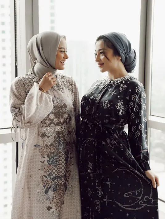 Gaya lainnya adalah tampilan abaya yang begitu memukau. Ia terlihat begitu manis dalam pesona yang begitu santun. [Foto: Instagram/ Nikita Willy]