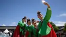 Para wanita muda berswafoto mengenakan pakaian tradisional hanbok setelah upacara “Coming of Age” di Namsan Hanok Village, Seoul, Senin (20/5/2019). Di Korea Selatan, Coming of Age Day atau hari kedewasaan dirayakan secara nasional setiap tahun pada hari Senin ketiga di bulan Mei. (Ed JONES/AFP)