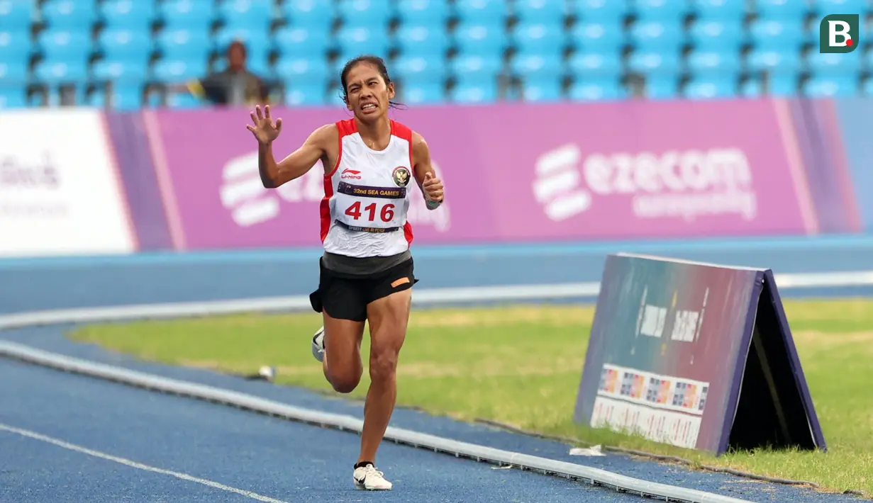 Reaksi pelari putri Indonesia, Odekta Elvina Naibaho menjelang garis finis pada nomor lari 10.000 meter SEA Games 2023 di Stadion Morodok Techo National Stadium, Phnom Penh, Kamboja, Jumat (12/5/2023). Odekta meraih medali perunggu dengan catatan waktu 35 menit 31,03 detik sementara medali emas dan perak direbut dua atlet Vietnam, Thi Oanh Nguyen (35 menit 11,53 detik) dan Thi Hong Le Pham (35 menit 21,09 detik). (Bola.com/Abdul Aziz)