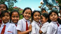 Simak warna-warna seragam sekolah anak-anak di berbagai belahan dunia. Foto: Brightside.me