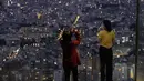 Pengunjung berfoto dari dek observasi Shibuya Sky di Tokyo, Sabtu (9/10/2021). seminggu setelah Jepang sepenuhnya keluar dari keadaan darurat virus corona untuk pertama kalinya dalam lebih dari enam bulan. (AP Photo / Kiichiro Sato)
