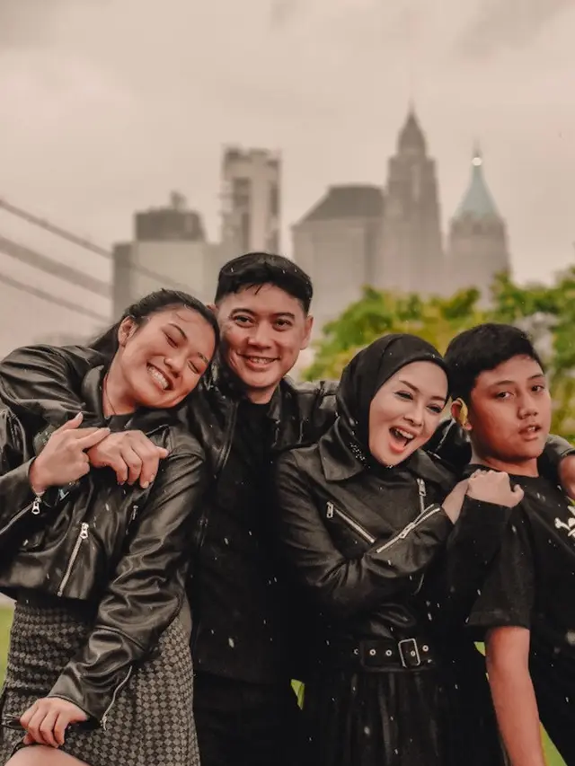 Dulu Teman Masa Kecil, Ini 7 Potret Mesra Terry Putri dan Suami