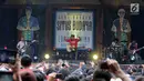 Penyanyi Iwan Fals membawakan lagu pada Seri Konser Situs Budaya di Panggung Kita, Depok, Sabtu (3/3). Dalam konser tersebut, Iwan Fals membawakan lagu-lagu daerah seperti Tegining Amaq dari Lombok dan Sarompi Mpida dari Bima. (Liputan6.com/Arya Manggala)