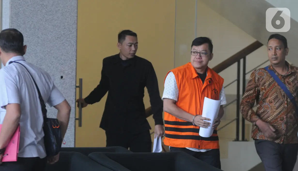 Pemegang saham Mayoritas PT BEP, David Manibui usai menajalani pemeriksaan penyidik di Geding KPK, Jakarta, Selasa (22/10/2019). David diperiksa terkait kasus dugaan suap pengadaan pekerjaan peningkatan jalan Kemiri-Depapre di Kabupaten Jayapura pada APBD-P Pemerintah Provinsi Papua TA 2015. (merdek