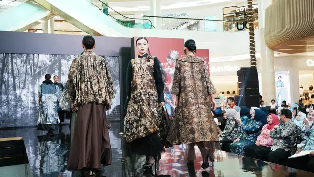  Pesona Kain Sasirangan, Warisan Kalimantan Selatan dalam Siluet Modern di Parade Wastra Nusantara 2025