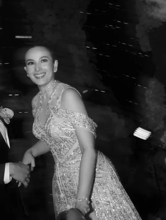 Di momen resepsi, aktris cantik itu mengenakan beaded wedding gown yang dirancang khusus oleh Tex Saverio. @lxemoments.