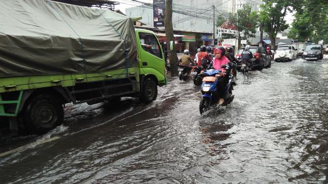 Hujan Deras Jalan Margacinta Buahbatu Bandung Kebanjiran