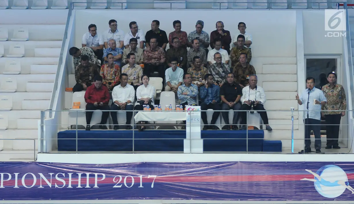 Wakil Presiden Jusuf Kallla (kedua kanan) memberi sambutan jelang membuka Indonesia Open Aquatic Championship 2017 di Stadion Aquatic GBK, Jakarta, Selasa (5/12). Ajang ini merupakan test event jelang Asian Games 2018. (Liputan6.com/Helmi Fithriansyah)