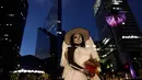 Montserrat Ramirez, berpakaian seperti pengantin kerangka selama Prosesi Grand Catrinas bagian dari perayaan Day of The Dead, di Mexico City, Minggu (22/10). Acara ini diadakan untuk mengenang mendiang kerabat dan sahabat. (AP/Rebecca Blackwell)