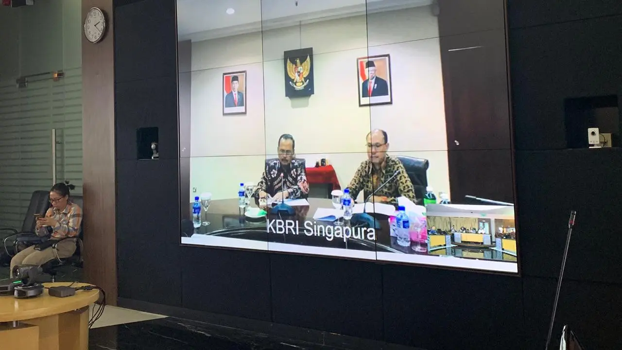 Sambungan video conference dengan Duta Besar RI untuk Singapura, I Gede Ngurah Swajaya di Kantor Staf Presiden pada Rabu 12 Februari 2020.