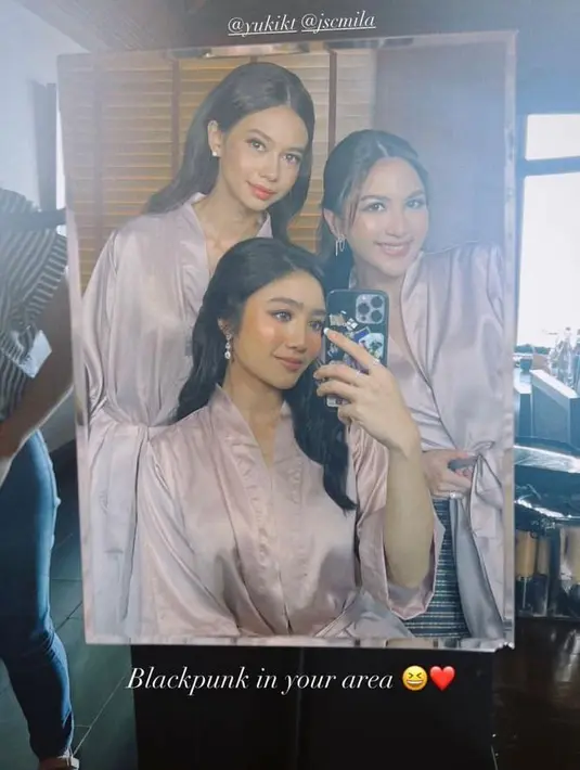 Begini cantiknya tampilan para bridesmaid dibalut robe sebelum mengenakan seragam bridesmaid. [Foto: IG/febbyrastanty].