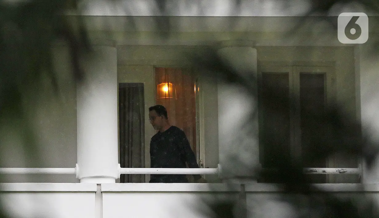 Gubernur DKI Jakarta Anies Baswedan terlihat di balkon rumah dinas Jalan Suropati, Menteng, Kamis (3/12/2020). Anies Baswedan yang masih melakukan isolasi mandiri di rumah dinas gubernur karena positif Covid-19 menyempatkan diri untuk berolahraga pada pagi ini (Liputan6.com/Herman Zakharia)
