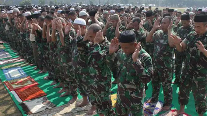 Bikin Haru! Ratusan TNI Salat Gaib untuk Korban Helikopter Jatuh 