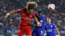 Pemain PSG, David Luiz (kiri) berebut bola dengan pemain Leicester City, Wes Morgan pada ajang International Champions Cup 2016 di StubHub Center, Carson, California, (30/7/2016). PSG menang 4-0. (Reuters/Mike Blake)