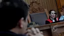 Hakim tunggal Upiek Kartikawati membacakan hasil keputusan gugatan praperadilan dari mantan Walikota Makassar Ilham Arief Sirajuddin,  Pengadilan Negeri Jakarta Selatan, Selasa (12/5/2015). (Liputan6.com/Andrian M Tunay)