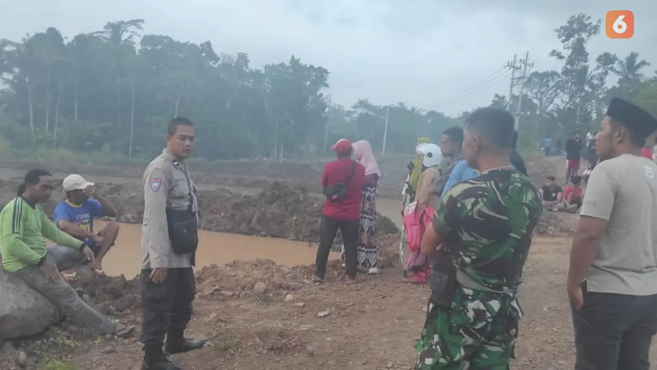 Aparat Kepolisian dari Polsek Sempu mendatangi lokasi galian C tempat tewasnya tiga anak di Banyuwangi. (Hermawan Arifianto/Liputan6.com)