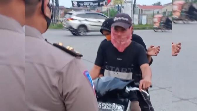 Seorang pengendara motor inisiatif pakai kanton plastik sebagai pengganti masker