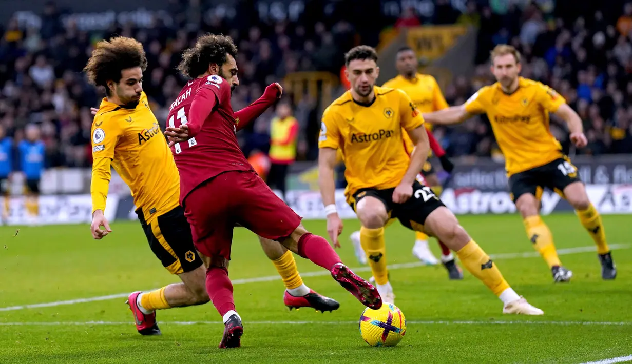 Pemain Liverpool Mohamed Salah melakukan tendangan ke gawang Wolverhampton Wanderers pada pertandingan sepak bola Liga Inggris di Stadion Molineux, Wolverhampton, Inggris, 4 Februari 2023. Wolverhampton Wanderers mengalahkan Liverpool dengan skor 3-0. (Tim Goode/PA via AP)