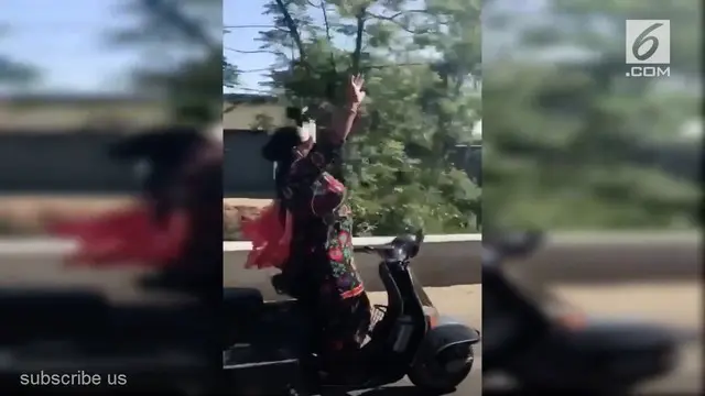 Aksi seorang wanita menari sembari berjoget sambil mengendarai motor terekam kamera dan menjadi viral.
