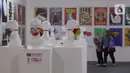 Pengunjung melihat pameran desain masker unik di Summarecon Mall Serpong, Tangerang, Minggu (1/11/2020). Pameran tersebut berlangsung hingga 20 november. (Liputan6.com/Angga Yuniar)