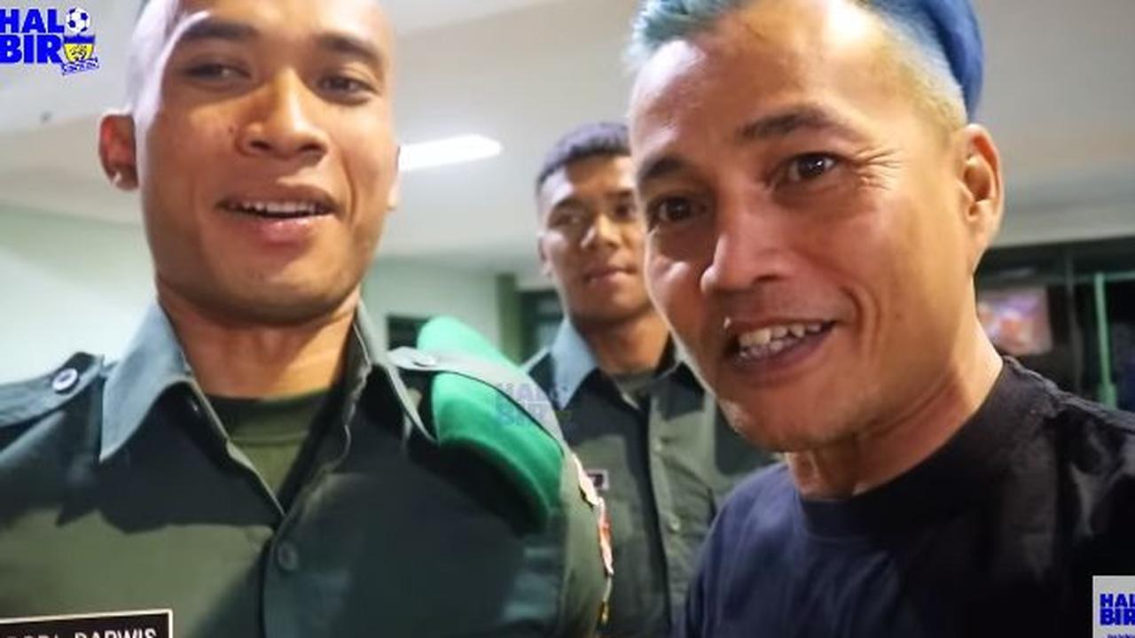 Tak lagi berseragam jersey Bandung saat menonton, Robi pun tampil gagah. Diungkapnya, suatu hal yang membahagiakan dapat menjadi bagian dari satuan TNI AD.