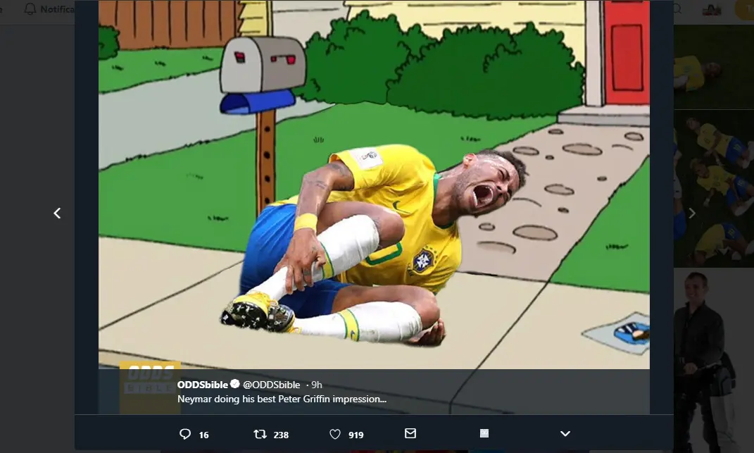 Neymar yang jatuh di trotoar (Foto: Twitter/ @ODDSbible)