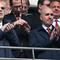 Co-Chariman Manchester United, Avram Glazer (kiri), dan CEO Manchester United, Omar Berrada (kanan), bertepuk tangan selama pertandingan final Piala FA Wanita Inggris antara Chelsea dan Manchester United di Stadion Wembley, London barat laut, pada 18 Mei 2025. (JUSTIN TALLIS/AFP)