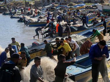 Sejumlah nelayan Palestina bekerja di pelabuhan di Gaza City (26/5/2020). Menurut data statistik resmi Palestina, ada sekitar 3.800 nelayan yang bekerja menggunakan 700 lebih perahu, sementara ada sekitar 70.000 orang yang mencari nafkah dengan menangkap atau menjual ikan. (Xinhua/Rizek Abdeljawad)