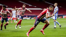 Gelandang Atletico Madrid, Yannick Carrasco melakukan selebrasi usai mencetak gol pertama timnya ke gawang Real Sociedad dalam laga lanjutan Liga Spanyol 2020/2021 pekan ke-36 di Wanda Metropolitano Stadium, Rabu (12/5/2021). Atletico menang 2-1 atas Sociedad. (AP/Bernat Armangue)