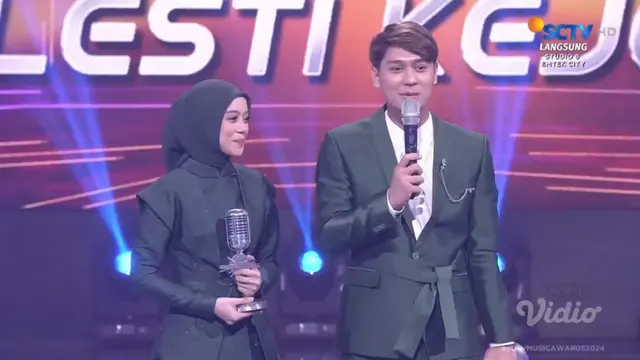 Rizky Billar dan Lesti Kejora menjadi pemenang Lagu Dangdut/Lagu Berbahasa Daerah Paling Ngetop di SCTV Music Awards 2024. (Screenshoot Live Streaming SCTV)