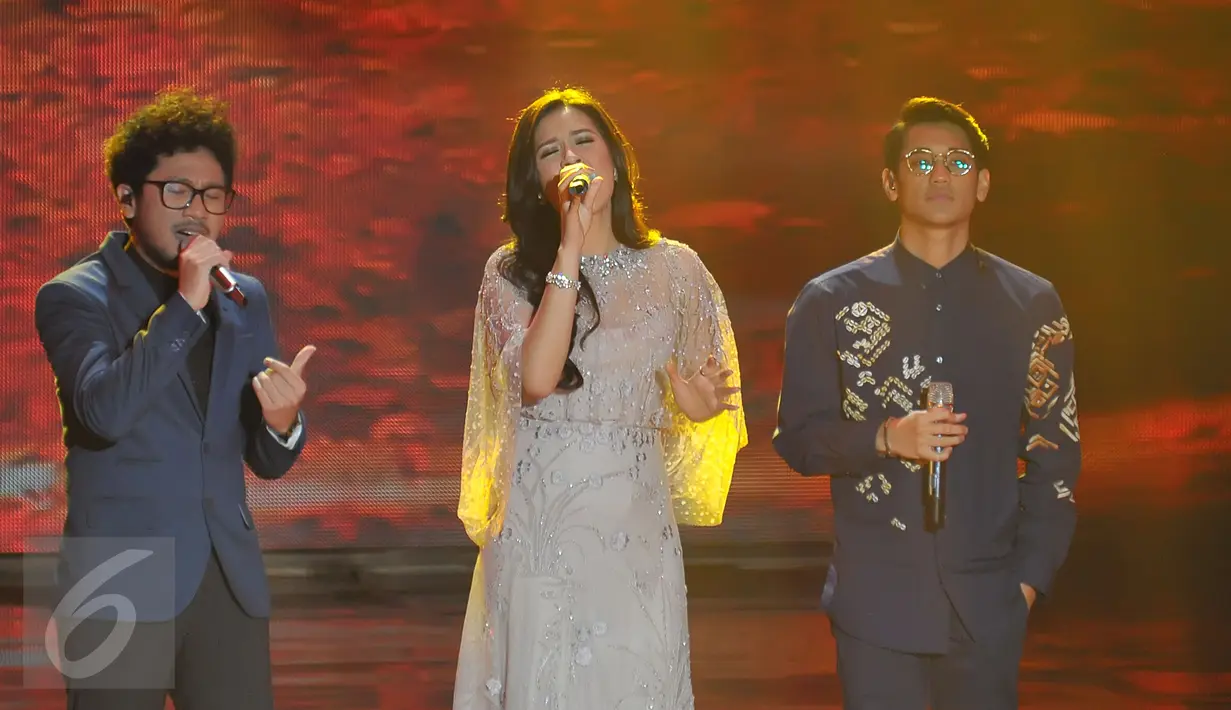 Raisa sukses membius penonton dengan senandung 'LDR' yang dinyanyikan secara trio bersama Afgan dan Kunto Aji saat konser The Biggest Concert Jatuh Hati Raisa yang digelar di Studio 6 Emtek, Jakarta, Kamis (5/11) malam. (Liputan6.com/Herman Zakharia)