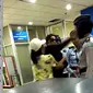 Rekaman video seorang perempuan yang mengaku istri pejabat menampar petugas Bandara Manado, beredar luas sejak Rabu pagi. (Capture video: Istimewa)