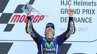 Pembalap Movistar Yamaha, Maverick Vinales, merayakan kemenangannya setelah berhasil menjuarai balapan MotoGP Prancis di Sirkuit Le Mans, Minggu (21/5). Vinales finish diurutan pertama dengan catatan waktu 43 menit 29,793 detik. (AP Photo/David Vincent)