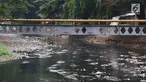 Pemandangan Kali Krukut yang dipenuhi sampah di kawasan Karet, Jakarta, Rabu (19/9). Kurangnya perhatian pihak terkait menyebabkan Kali Krukut dipenuhi sampah. (Liputan6.com/Immanuel Antonius)