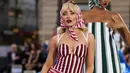 <p>Sabrina Carpenter, penyanyi dari lagu popular "Espresso" baru saja debut melenggang di runway untuk Vogue World: Paris. [Foto: Instagram/fashionstar.martini]</p>