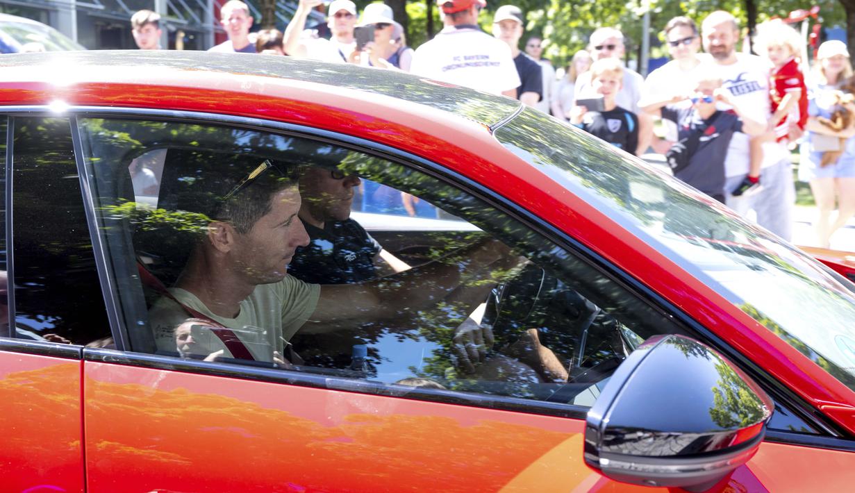 Bayern Munchen menjalin kesepakatan dengan Barcelona senilai 50 juta euro (Rp 755,8 miliar). Lewandowski nantinya akan dikontrak selama tiga tahun ke depan. (AP/dpa/Sven Hoppe)