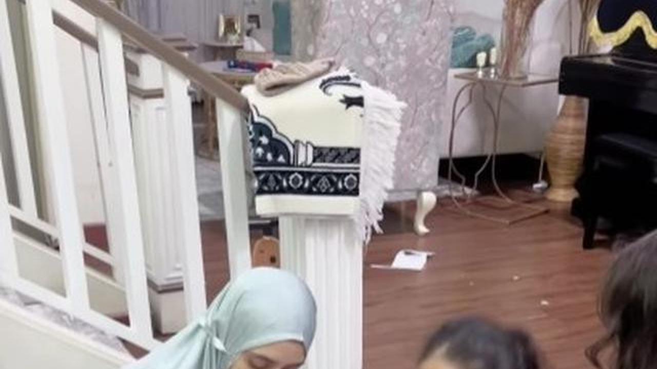 10 Potret Ruang Keluarga Rumah Fairuz A Rafiq dan Sonny Septian, Bergaya Classic Contemporary