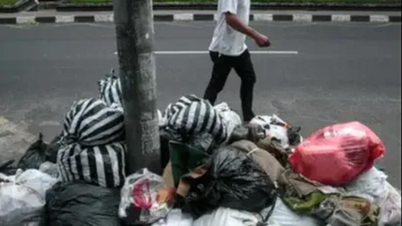 Pantauan di lokasi, tumpukkan sampah itu berada di area belakang pasar yang juga berbatasan dengan lingkungan permukiman warga Kutabumi, Tangerang.<br>