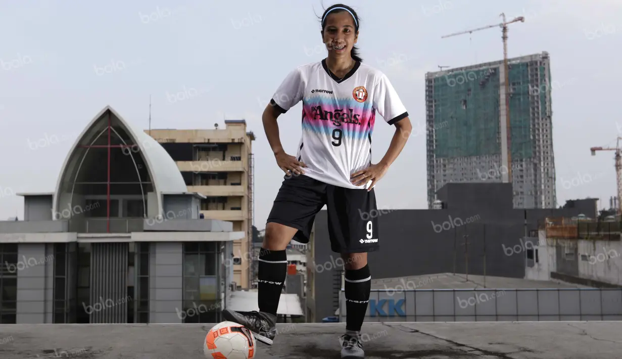 Mengaku berkecimpung ke dalam dunia futsal pada 2011, Maulina Novryliani langsung mengikuti seleksi Timnas Futsal Putri untuk SEA Games 2011 dan berhasil masuk skuat. Maulina mencetak tiga gol sepanjang pelaksanaan SEA Games 2011. (Bola.com/Arief Bagus)