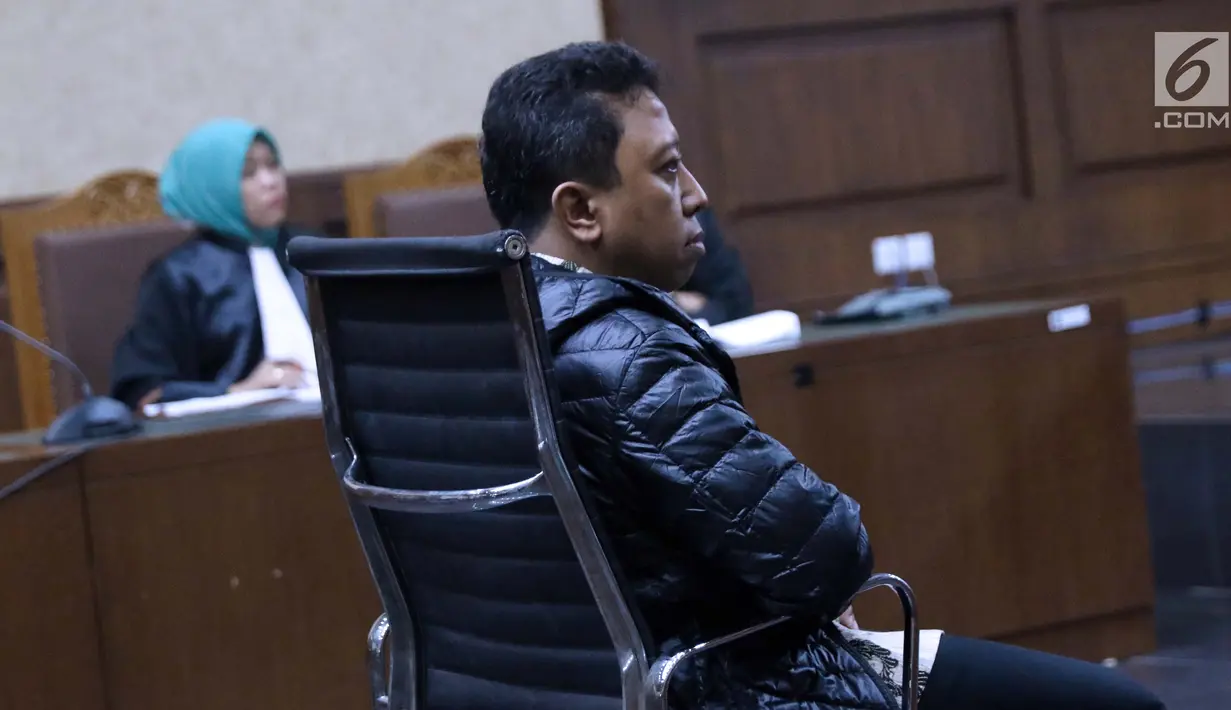 Terdakwa kasus suap jual-beli jabatan di lingkungan Kemenag, M Romahurmuziy saat menjalani sidang lanjutan di Pengadilan Tipikor, Jakarta, Rabu (18/9/2019). Sidang yang seharusnya beragendakan pembacaan eksepsi dibatalkan karena terdakwa mengaku sakit. (Liputan6.com/Helmi Fithriansyah)