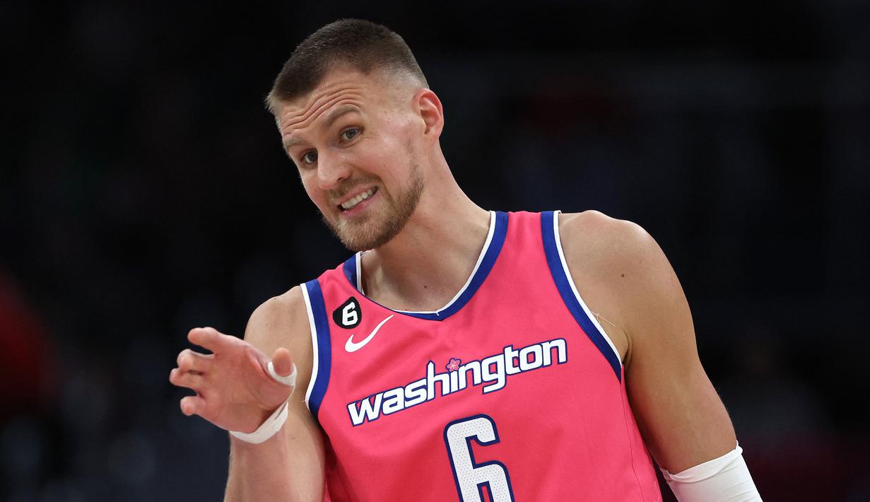 Pemain Washington Wizards, Kristaps Porzingis saat melawan Boston Celtics pada laga NBA 2023 di Capital One Arena, Washington, 28 Maret 2023. (AFP/Getty Images/Patrick Smith)