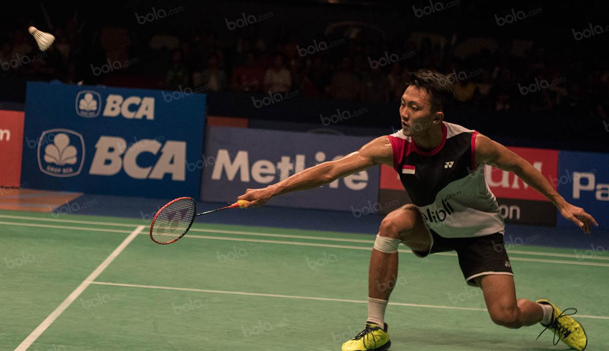 Namun pada set kedua Ihsan Maulana Mustofa mampu memberikan perlawanan sengit kepada Lee Chong Wei, meski akhirnya tetap harus kalah dengan angka 18-21. (Bola.com/Vitalis Yogi Trisna)