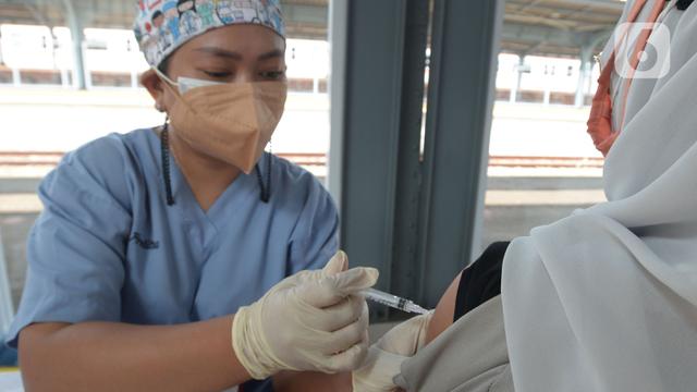 Vaksinasi Bagi Pengguna KRL dan Masyarakat Umum di Stasiun Jakarta Kota