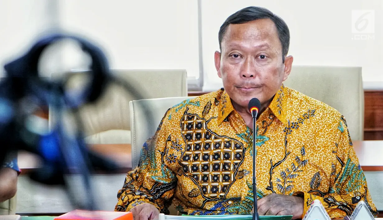 Dirjen Perhubungan Darat Kemenhub Budi Setiyadi memberi keterangan pers terkait tarif ojek online di Jakarta, Jumat (5/7/2019). Promo tarif atau diskon yang diberikan oleh aplikator ojek online bisa diberlakukan namun ada batasan waktu tertentu. (Liputan6.com/JohanTallo)