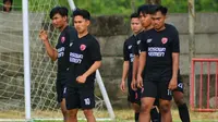 Edgar Amping dan Rafli Asrul (nomor 1 dan 2 dari kiri), siap bersaing di PSM Makassar. (Bola.com/Abdi Satria)