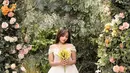 Dalam foto-fotonya Fuji juga menggenggam buket bunga, melengkapi pebnampilannya sebagai pengantin. [Foto: Instagram/fuji_an]
