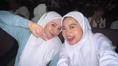 Di lain sisi, wanita berhijab ini ternyata masih muda, Nadzira Shafa kini masih berusia 23 tahun. Menariknya, jarak pernikahan Nadzira Shafa dengan masa SMA tak terlalu jauh. Inilah potretnya bersekolah yang tak jauh berbeda. (Liputan6.com/IG/@enazirashf_)