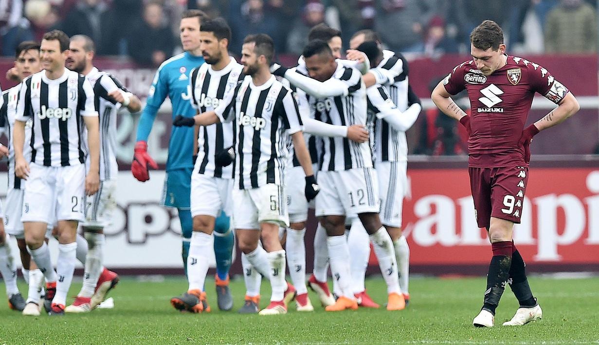 Ekspresi pemain Torino, Andrea Belotti (kanan) usai timnya kalah dari Juventus pada laga Serie A di Stadio Grande Torino, Turin (18/2/2018). Juventus menang 1-0. (Alessandro Di Marco/ANSA via AP)